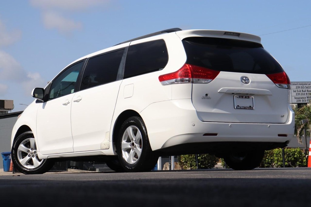 Toyota Sienna Vehicle Full-screen Gallery Image 25