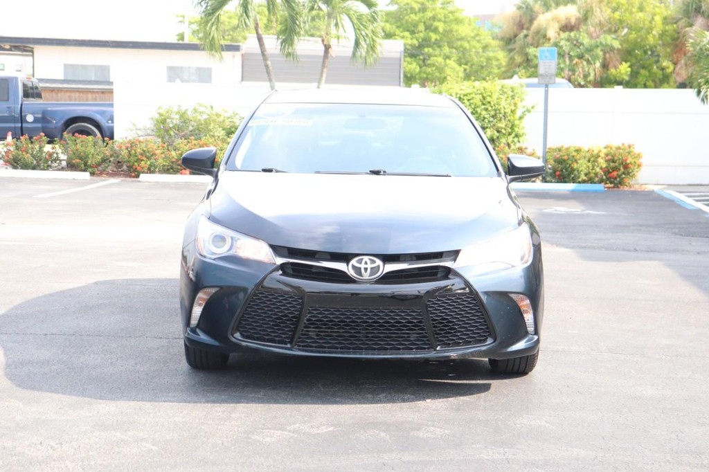 Toyota Camry Vehicle Full-screen Gallery Image 02
