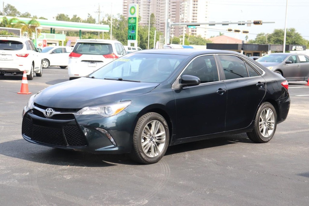 Toyota Camry Vehicle Full-screen Gallery Image 03