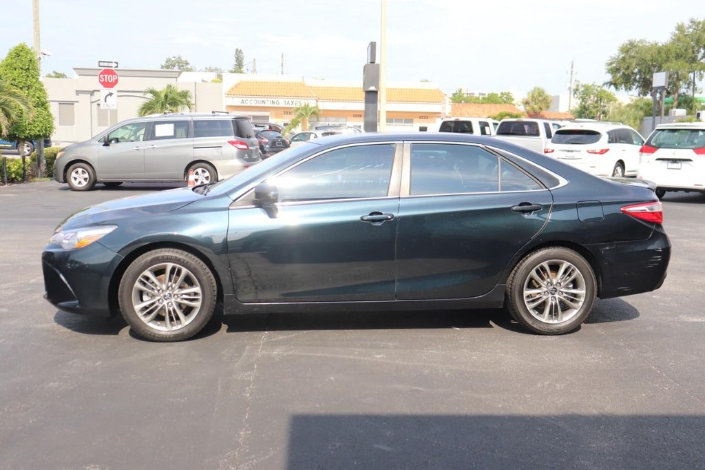 Toyota Camry Vehicle Full-screen Gallery Image 04