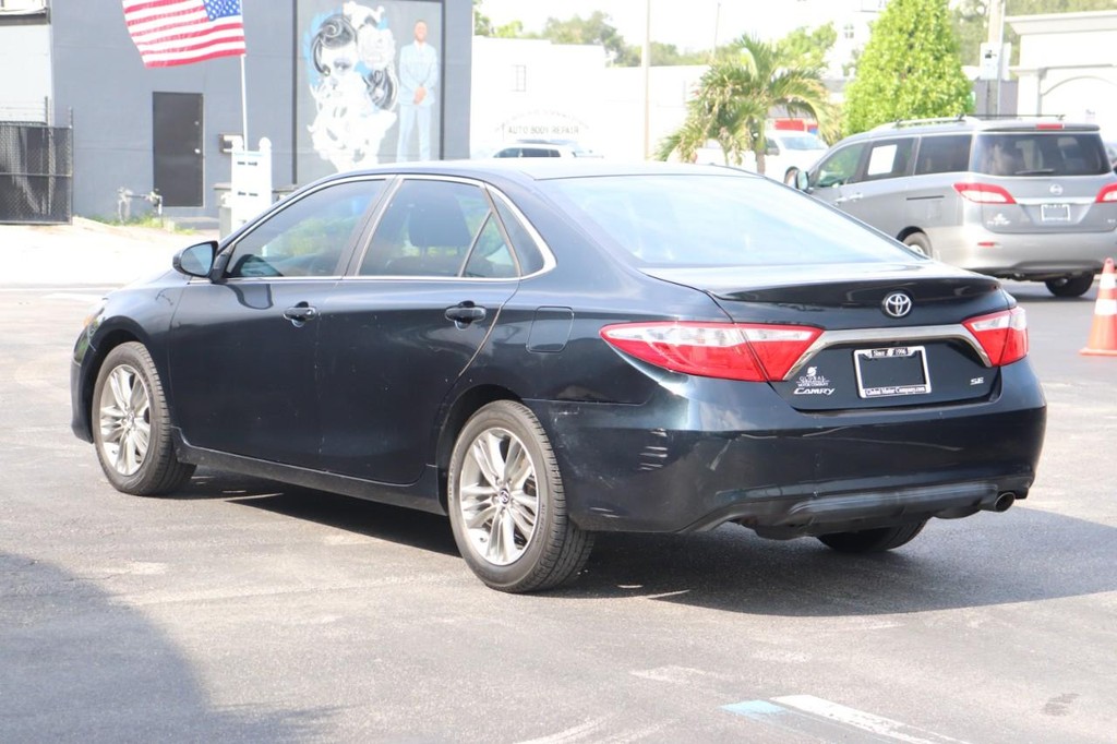 Toyota Camry Vehicle Full-screen Gallery Image 06