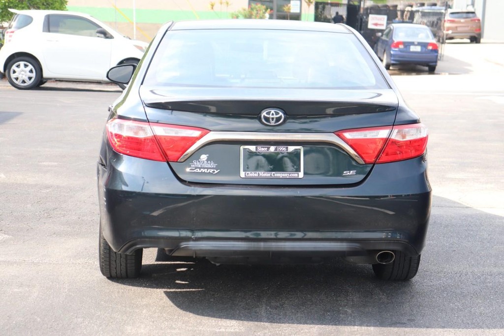 Toyota Camry Vehicle Full-screen Gallery Image 07