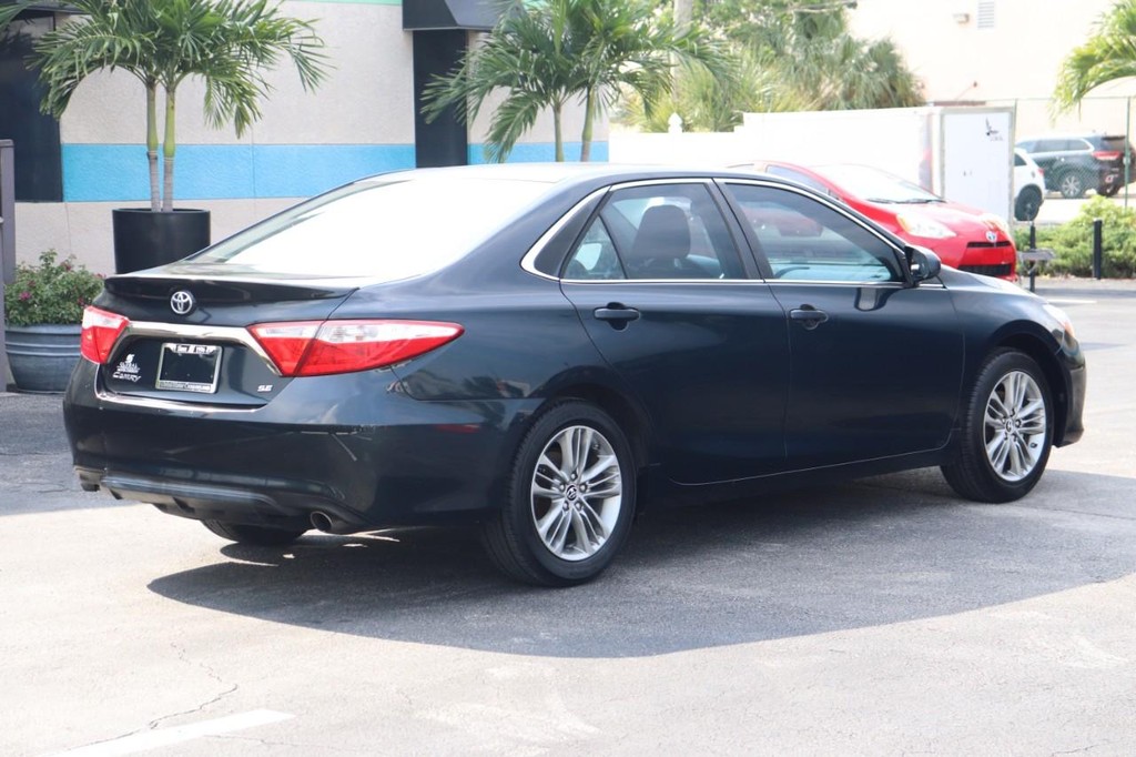 Toyota Camry Vehicle Full-screen Gallery Image 08