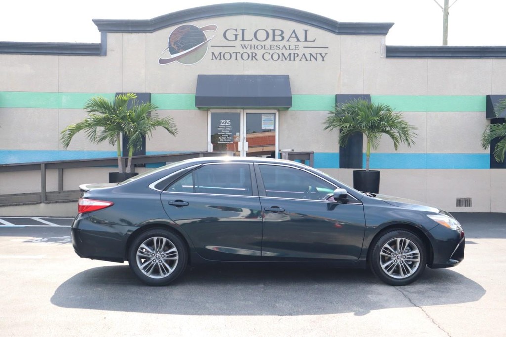 Toyota Camry Vehicle Full-screen Gallery Image 09