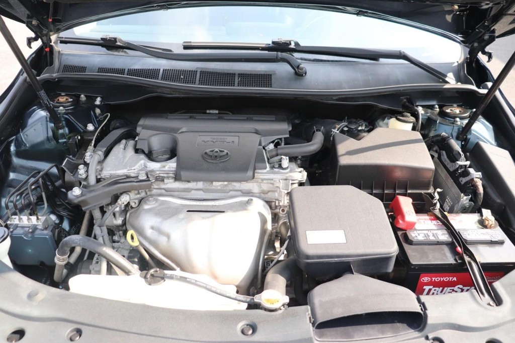 Toyota Camry Vehicle Full-screen Gallery Image 10