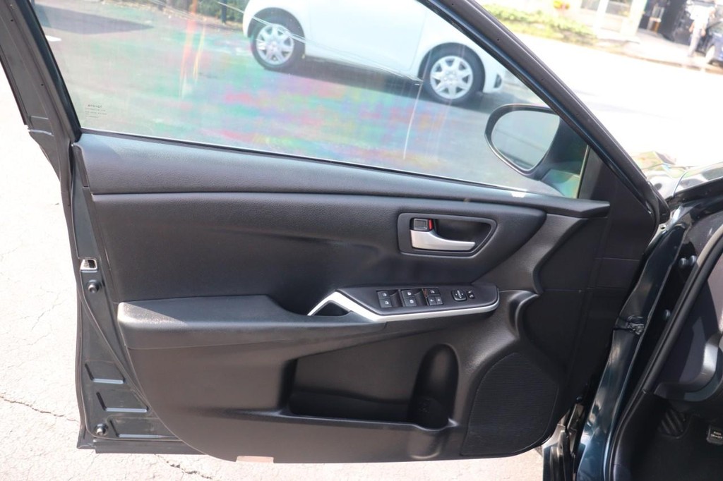 Toyota Camry Vehicle Full-screen Gallery Image 11