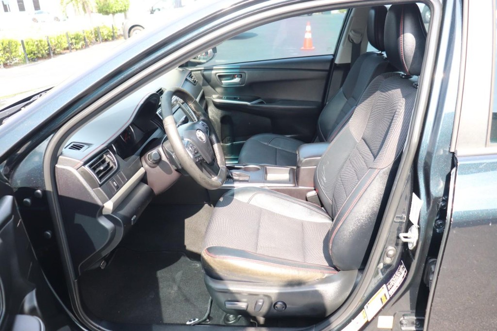Toyota Camry Vehicle Full-screen Gallery Image 12