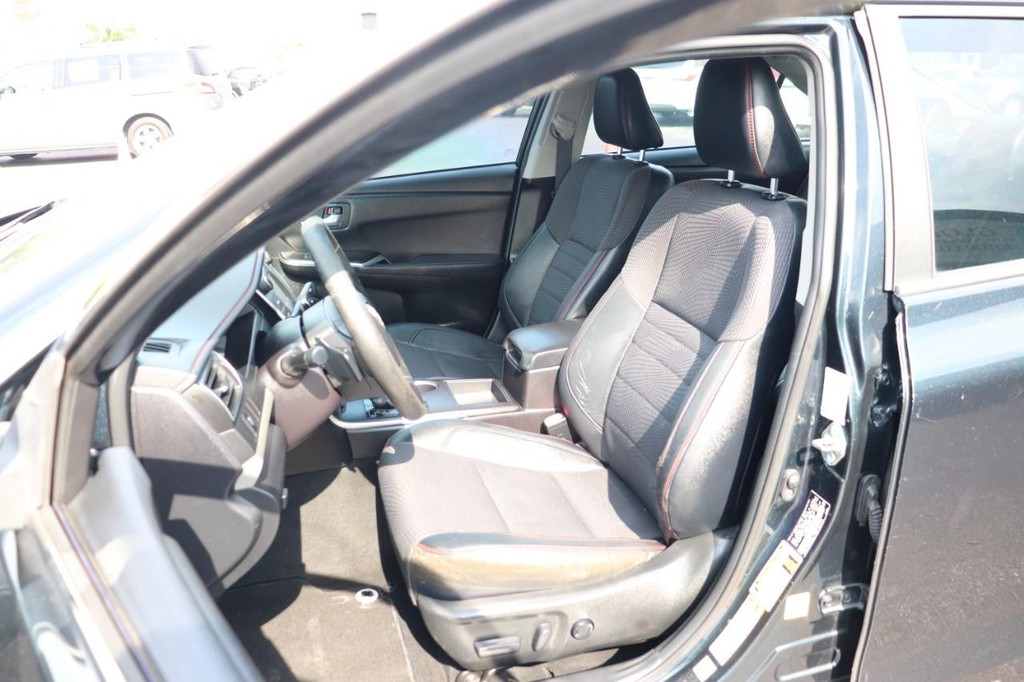 Toyota Camry Vehicle Full-screen Gallery Image 13