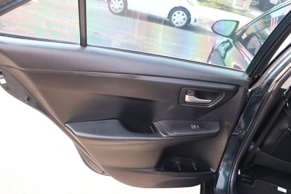 Toyota Camry Vehicle Full-screen Gallery Image 14