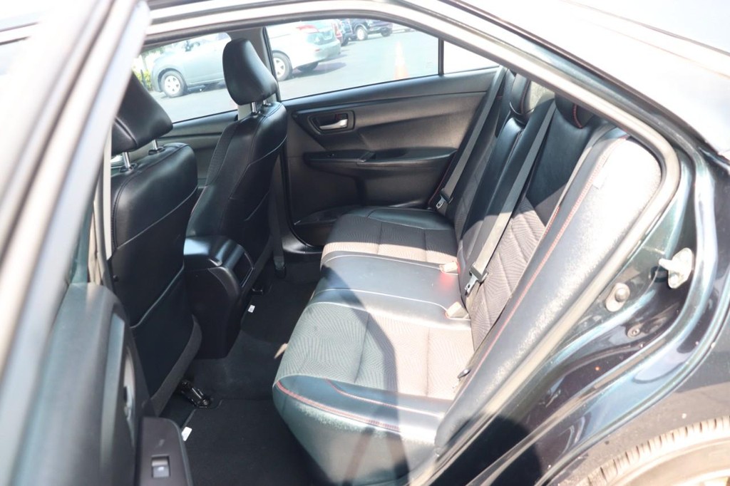 Toyota Camry Vehicle Full-screen Gallery Image 15