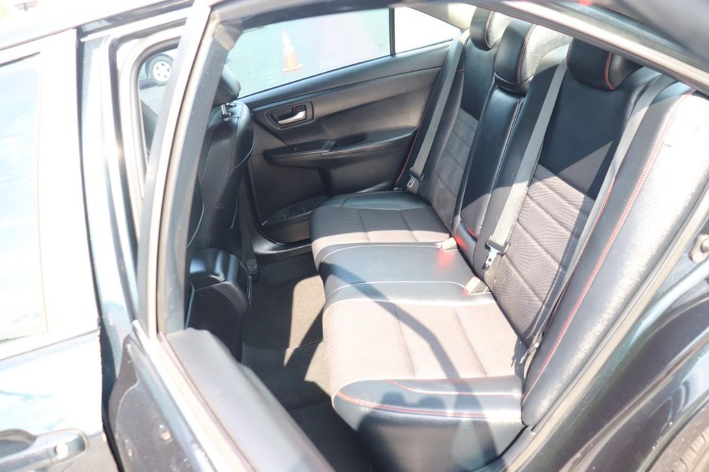 Toyota Camry Vehicle Full-screen Gallery Image 16