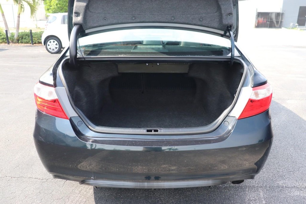 Toyota Camry Vehicle Full-screen Gallery Image 17