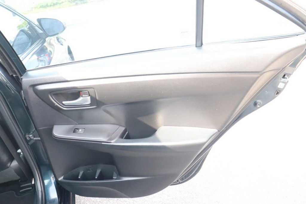 Toyota Camry Vehicle Full-screen Gallery Image 18