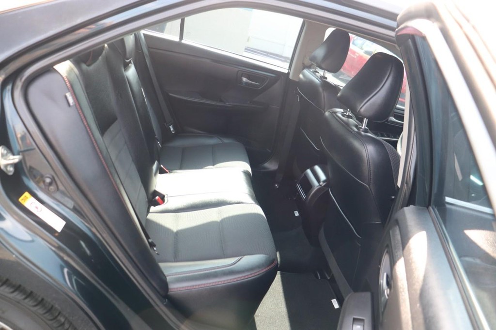 Toyota Camry Vehicle Full-screen Gallery Image 19