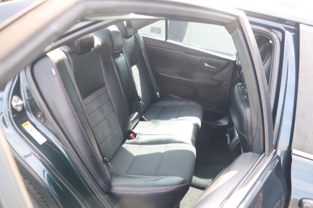 Toyota Camry Vehicle Full-screen Gallery Image 20