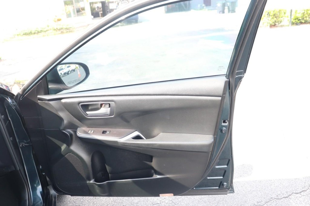 Toyota Camry Vehicle Full-screen Gallery Image 21