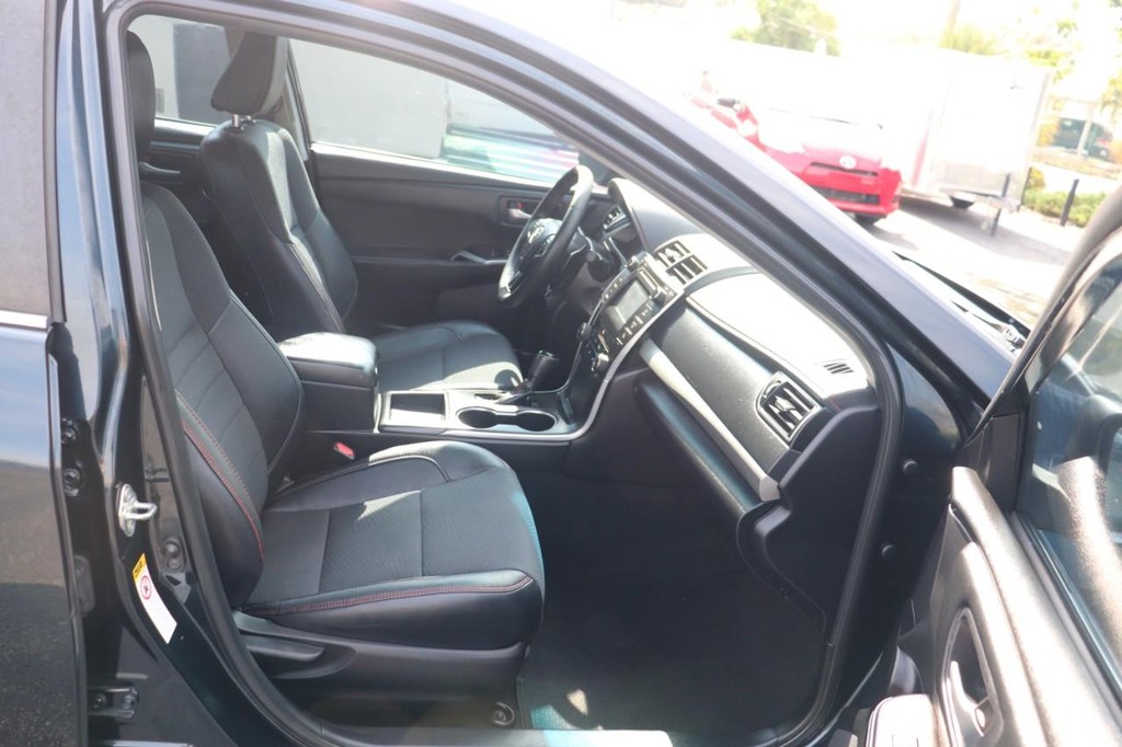 Toyota Camry Vehicle Full-screen Gallery Image 22