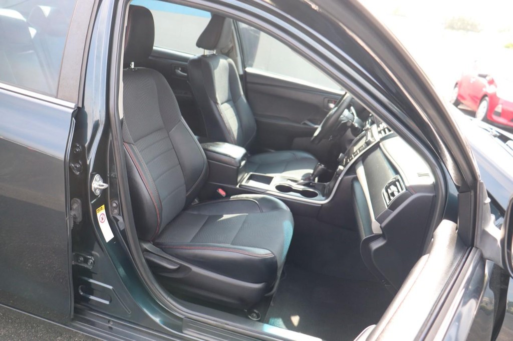 Toyota Camry Vehicle Full-screen Gallery Image 23