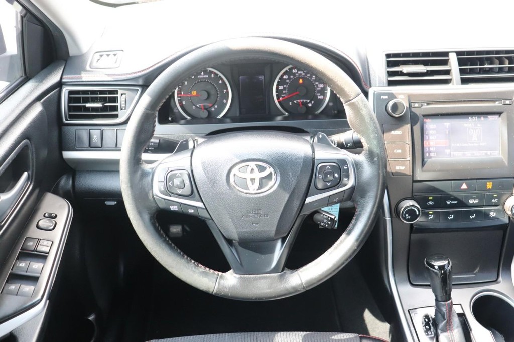 Toyota Camry Vehicle Full-screen Gallery Image 24