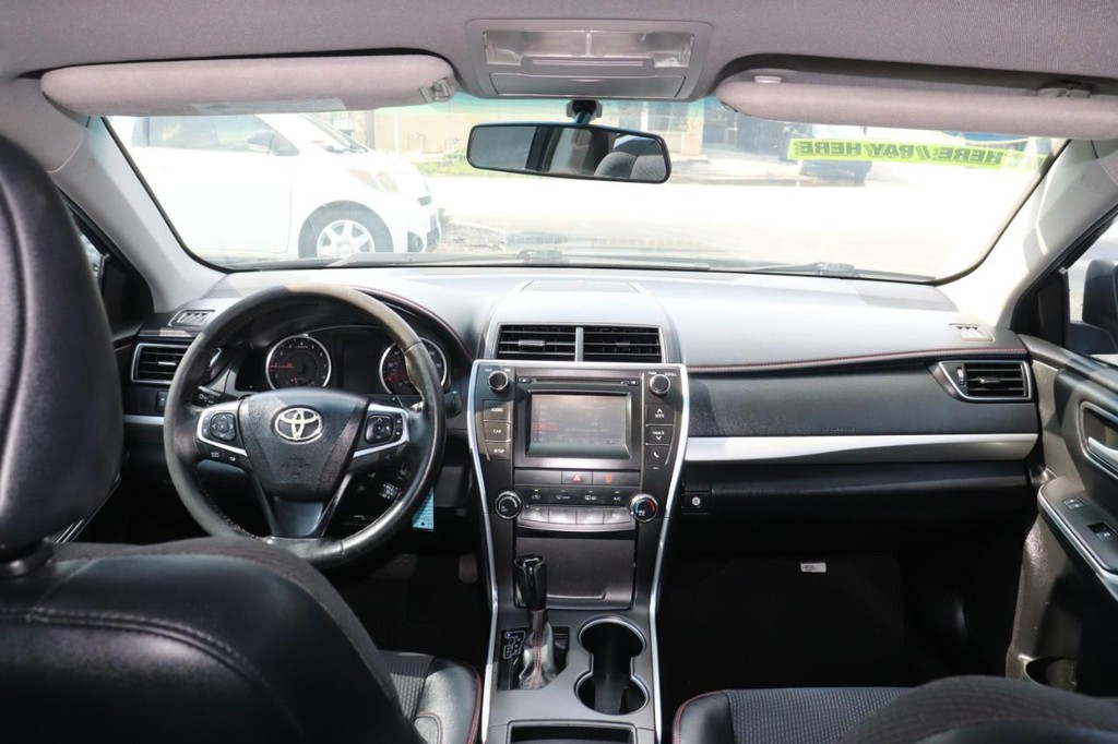Toyota Camry Vehicle Full-screen Gallery Image 25