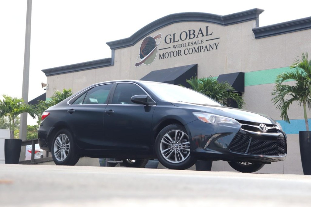 Toyota Camry Vehicle Full-screen Gallery Image 26