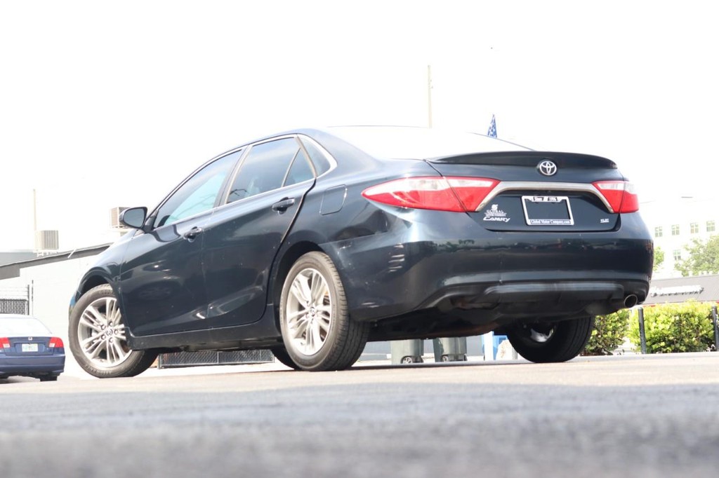 Toyota Camry Vehicle Full-screen Gallery Image 27