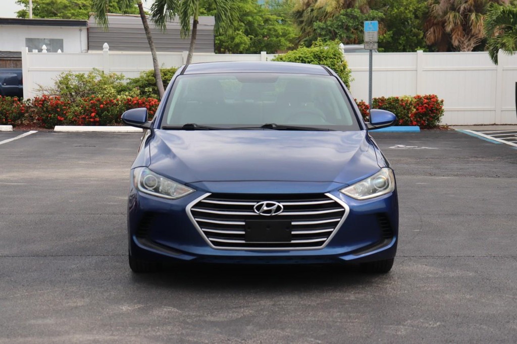 Hyundai Elantra Vehicle Full-screen Gallery Image 02