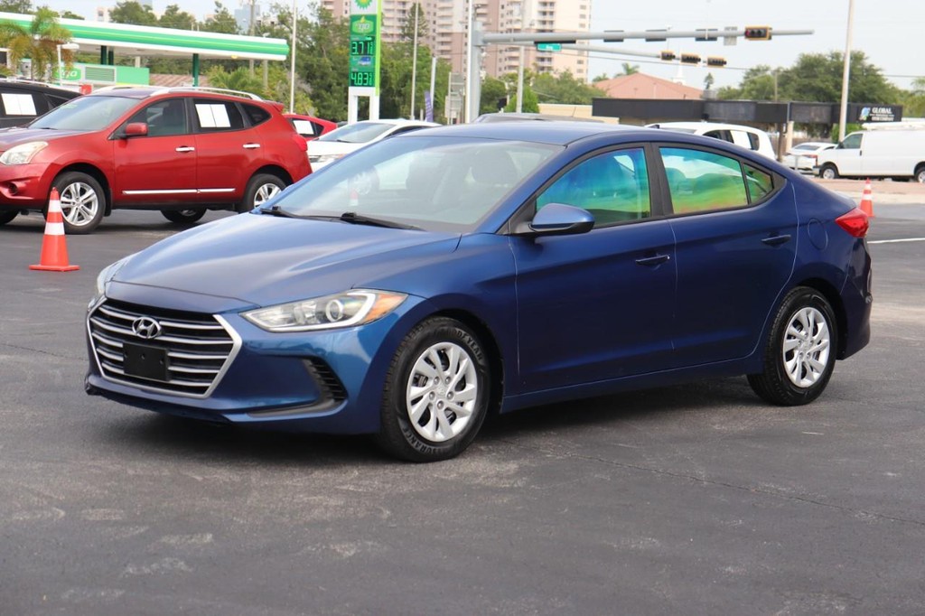 Hyundai Elantra Vehicle Full-screen Gallery Image 03