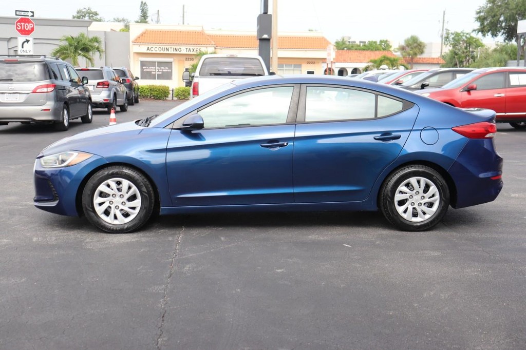 Hyundai Elantra Vehicle Full-screen Gallery Image 04