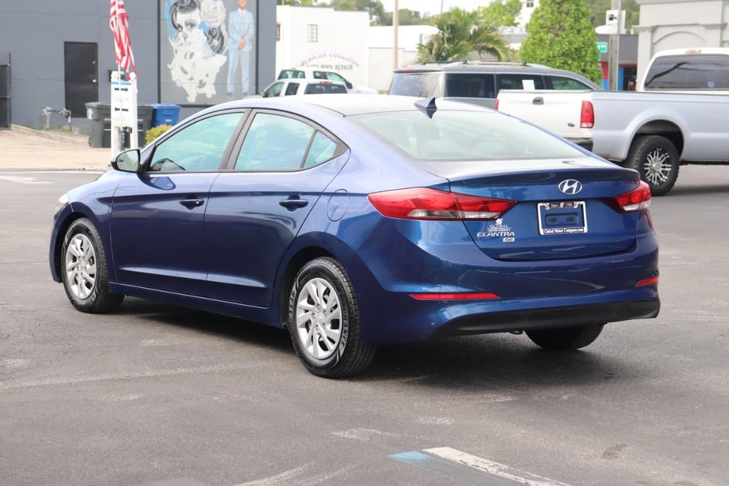 Hyundai Elantra Vehicle Full-screen Gallery Image 06