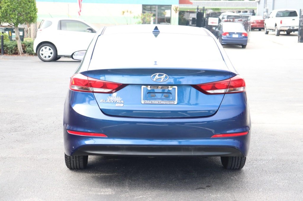 Hyundai Elantra Vehicle Full-screen Gallery Image 07