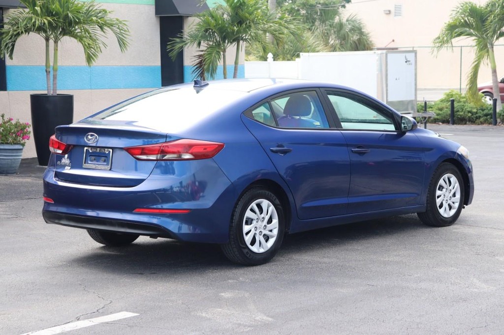 Hyundai Elantra Vehicle Full-screen Gallery Image 08