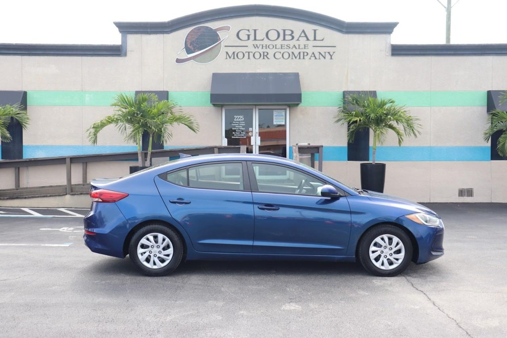 Hyundai Elantra Vehicle Full-screen Gallery Image 09