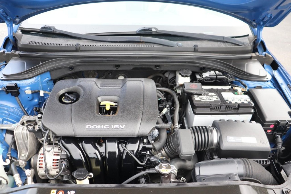 Hyundai Elantra Vehicle Full-screen Gallery Image 10