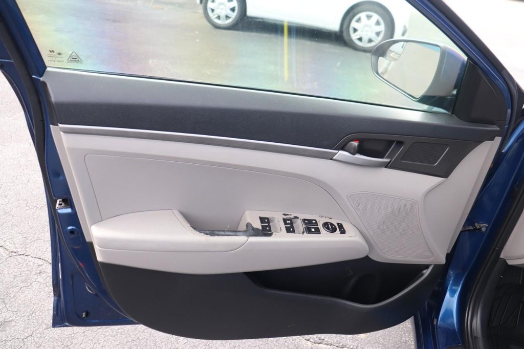 Hyundai Elantra Vehicle Full-screen Gallery Image 11