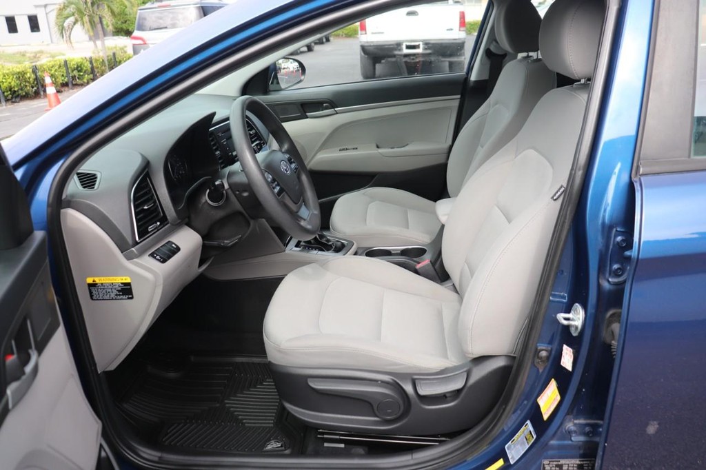 Hyundai Elantra Vehicle Full-screen Gallery Image 12