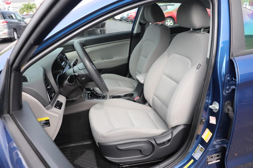 Hyundai Elantra Vehicle Full-screen Gallery Image 13