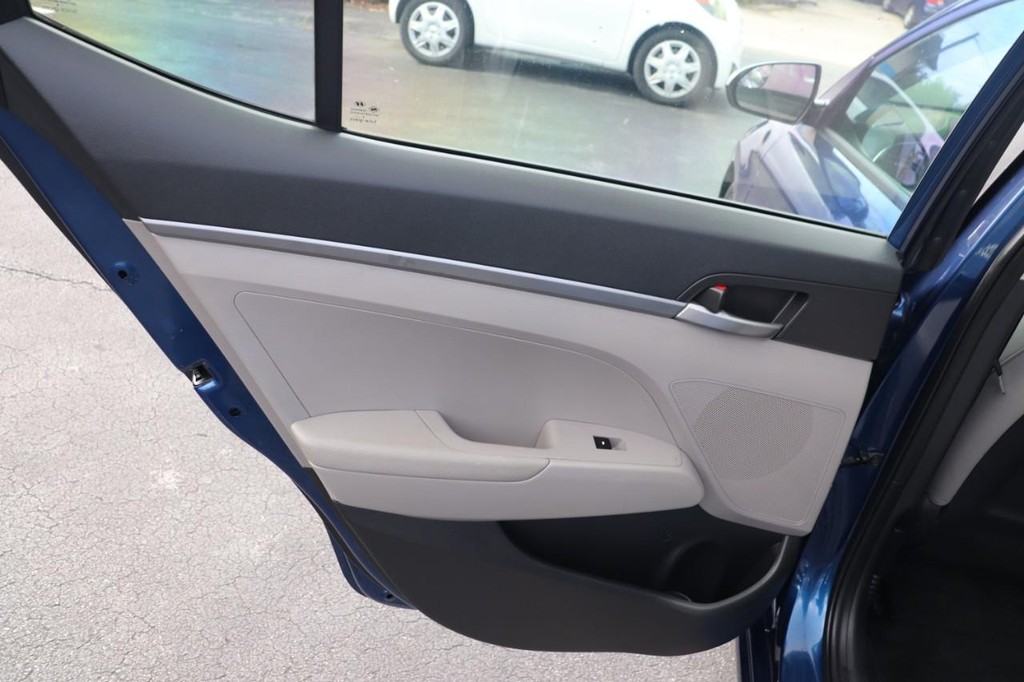 Hyundai Elantra Vehicle Full-screen Gallery Image 14