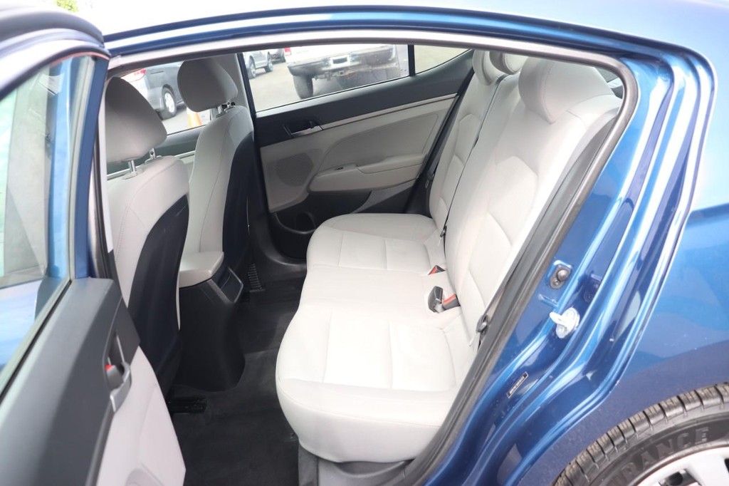 Hyundai Elantra Vehicle Full-screen Gallery Image 15