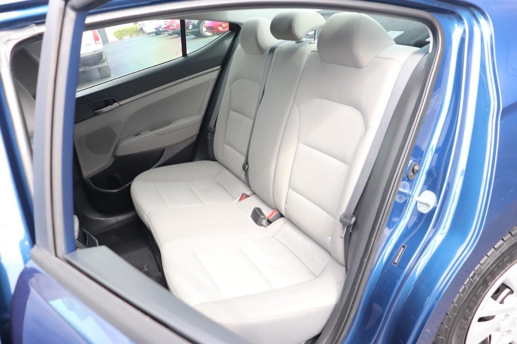Hyundai Elantra Vehicle Full-screen Gallery Image 16
