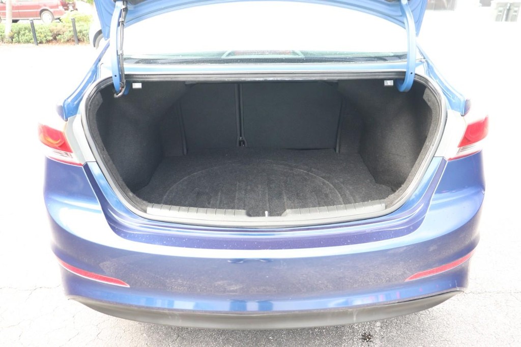 Hyundai Elantra Vehicle Full-screen Gallery Image 17