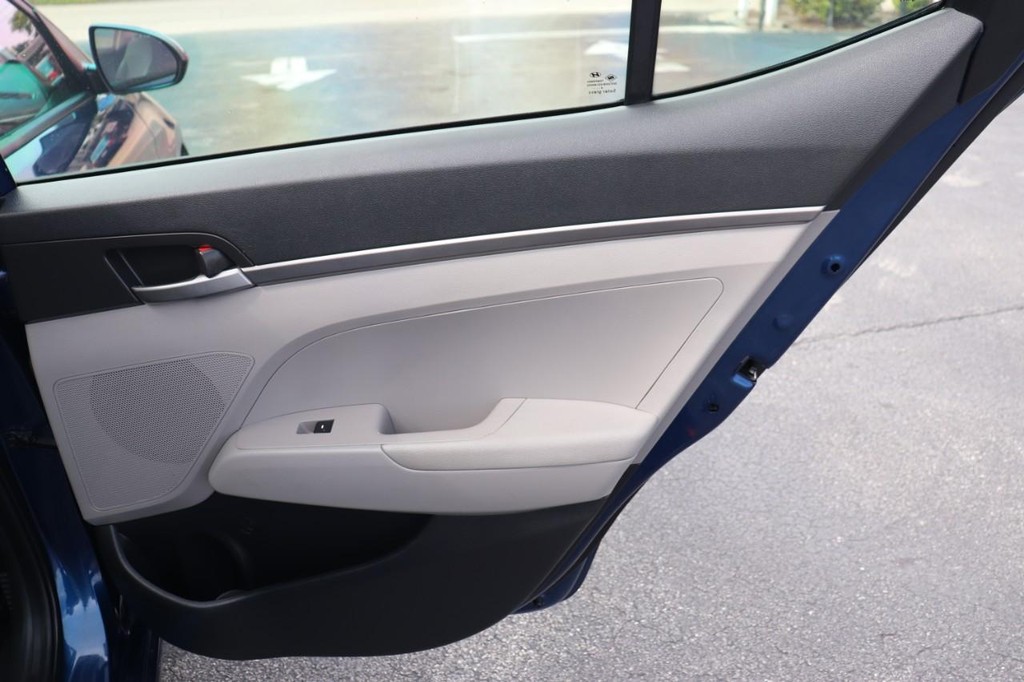 Hyundai Elantra Vehicle Full-screen Gallery Image 18