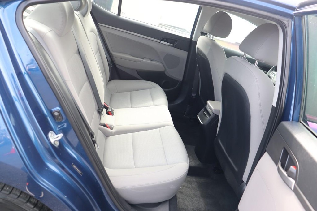 Hyundai Elantra Vehicle Full-screen Gallery Image 19