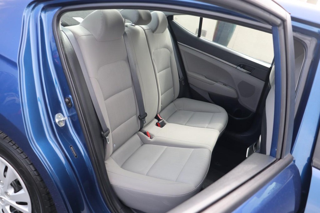 Hyundai Elantra Vehicle Full-screen Gallery Image 20
