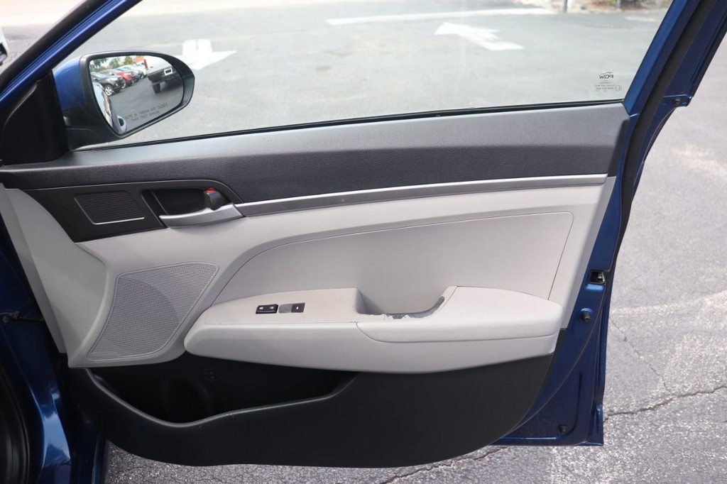 Hyundai Elantra Vehicle Full-screen Gallery Image 21