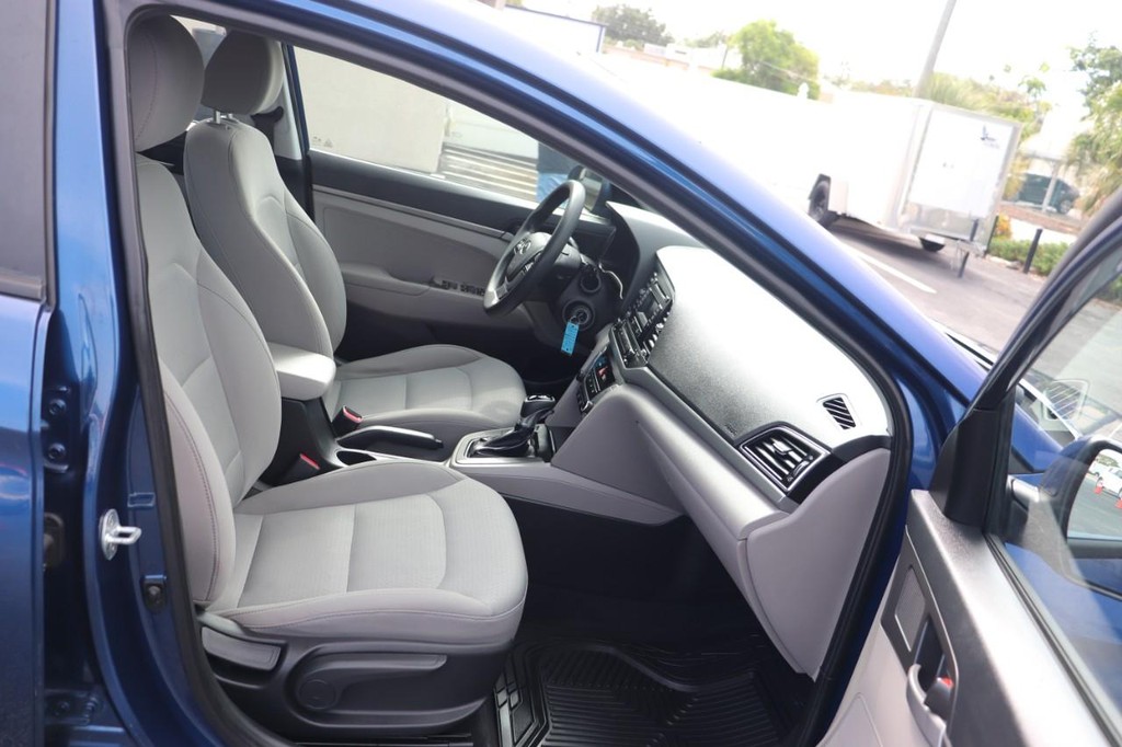 Hyundai Elantra Vehicle Full-screen Gallery Image 22