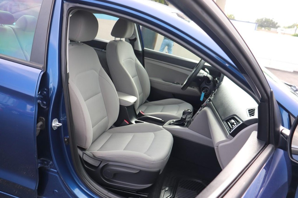 Hyundai Elantra Vehicle Full-screen Gallery Image 23