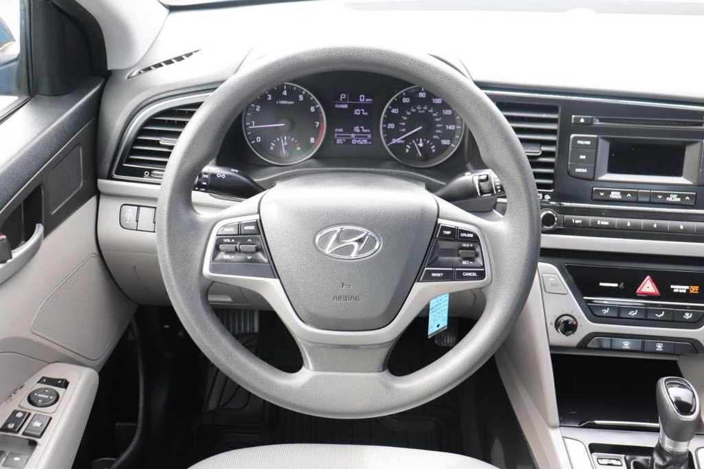 Hyundai Elantra Vehicle Full-screen Gallery Image 24