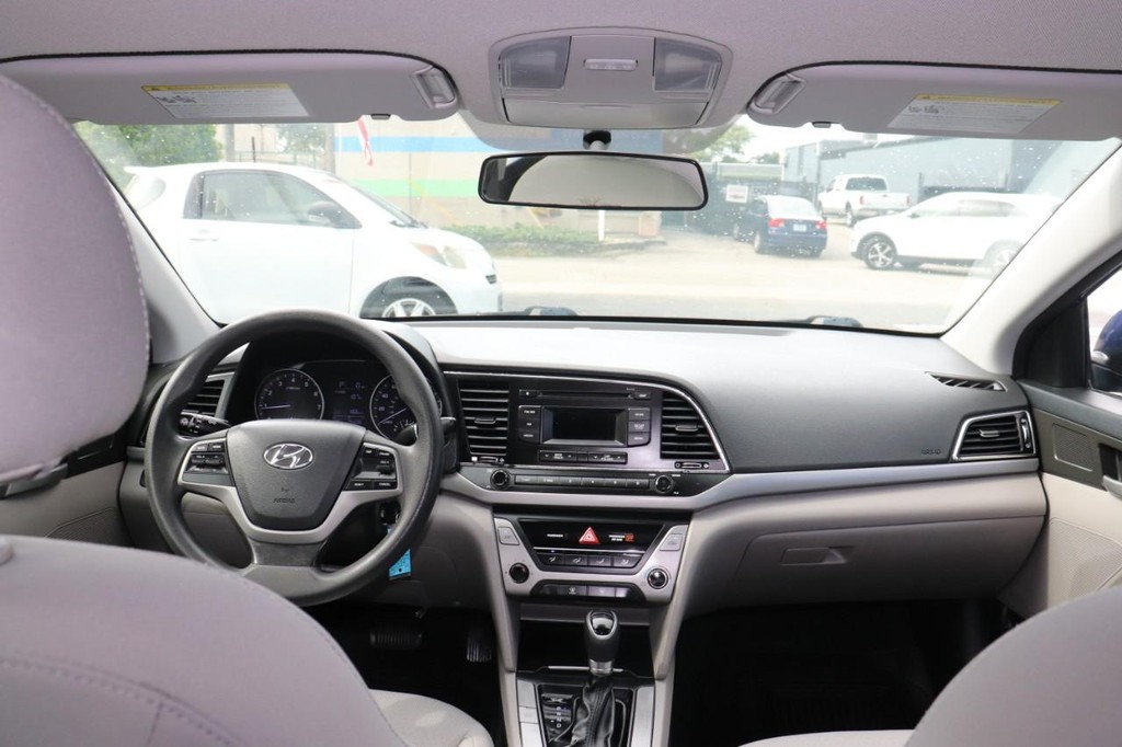 Hyundai Elantra Vehicle Full-screen Gallery Image 25
