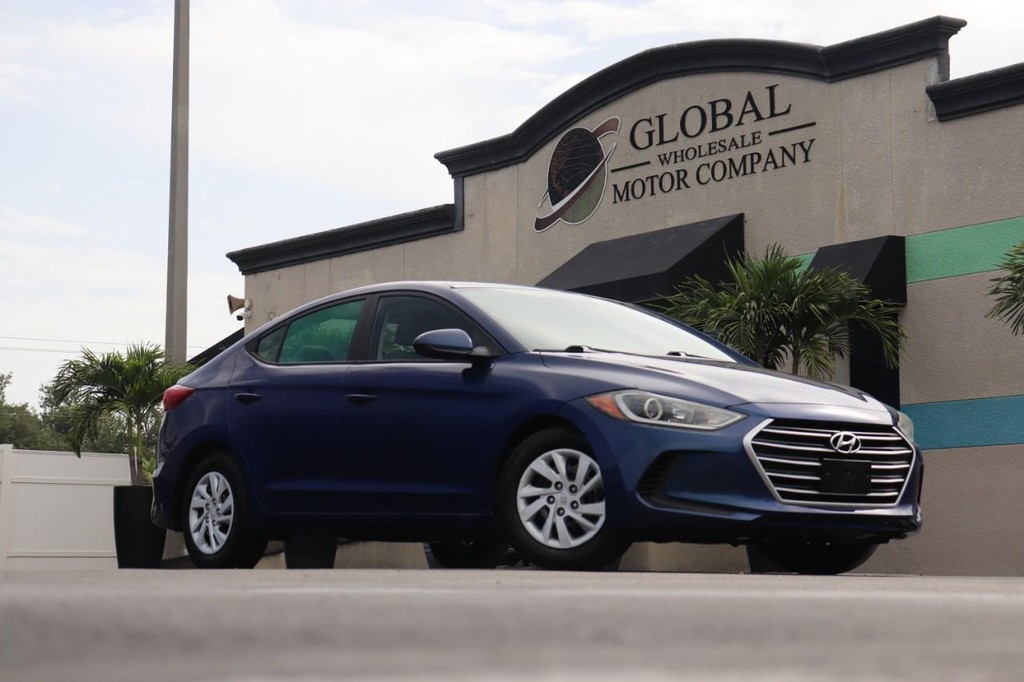 Hyundai Elantra Vehicle Full-screen Gallery Image 26